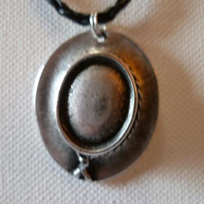 Collier chapeau